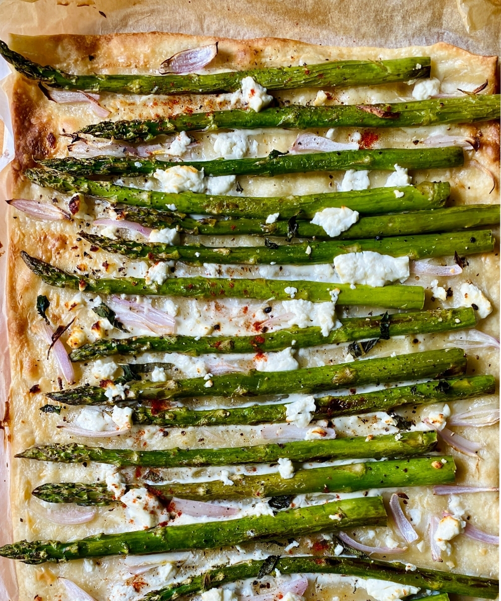 Pizza Bianca mit grünem Spargel und Balsamicozwiebeln